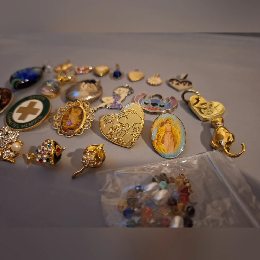 Pin/Charm Lot - Picture 6 of 8
